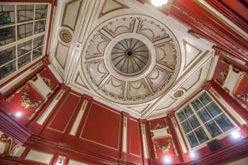 Bristol Hippodrome, United Kingdom: outside London: Grand Staircase ceiling and windows