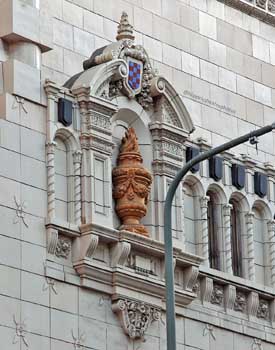 Tower Theatre, Los Angeles, Los Angeles: Downtown: Niche with urn, in Broadway façade