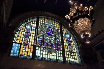Tower Theatre, Los Angeles, Los Angeles: Downtown: Stained glass window and chandelier