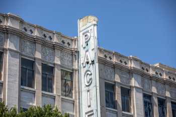 Warner Hollywood, Los Angeles: Hollywood: Vertical Sign Closeup